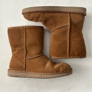 Basic pair of tan Koolaburra Uggs. Size 9